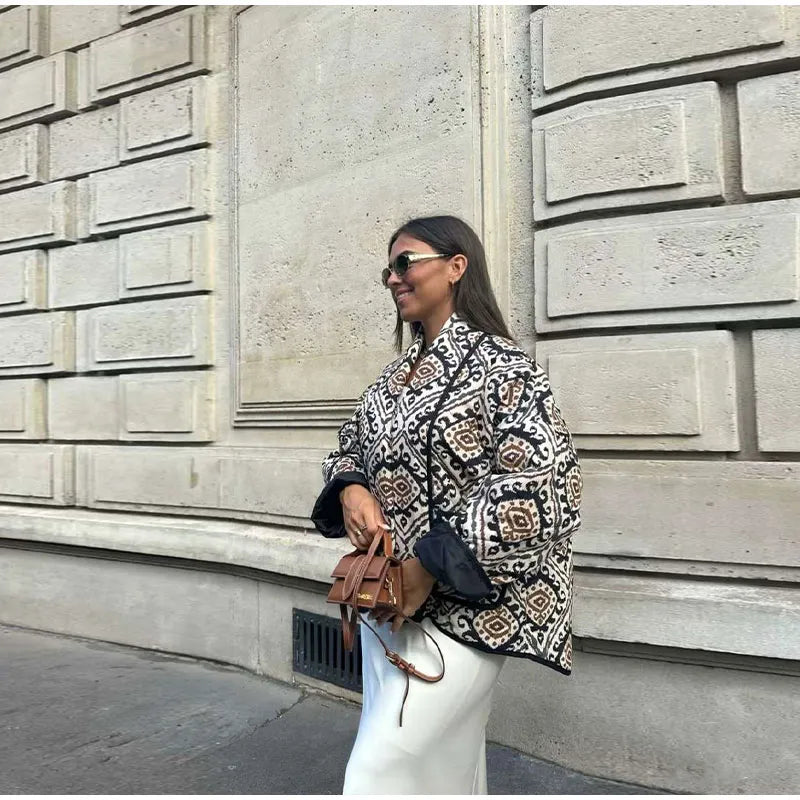 Chaqueta estampada con cuello de bufanda